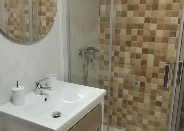 Piso Centrico De Dos Con Terraza Y Balcon En *