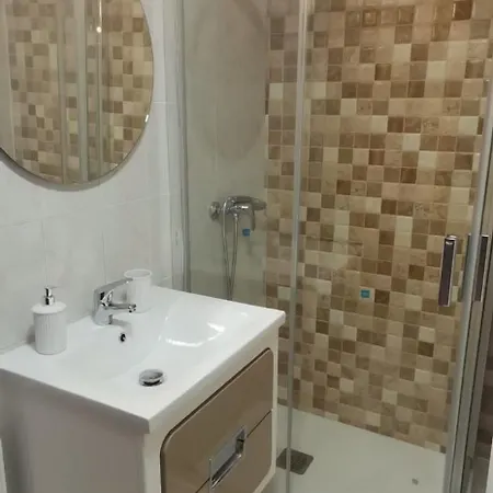 Piso Centrico De Dos Con Terraza Y Balcon En *